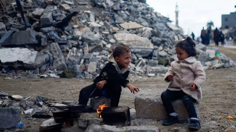 Dos niños frente a una fogata en Jan Yunis, al sur de Gaza, a 27 de noviembre de 2023.