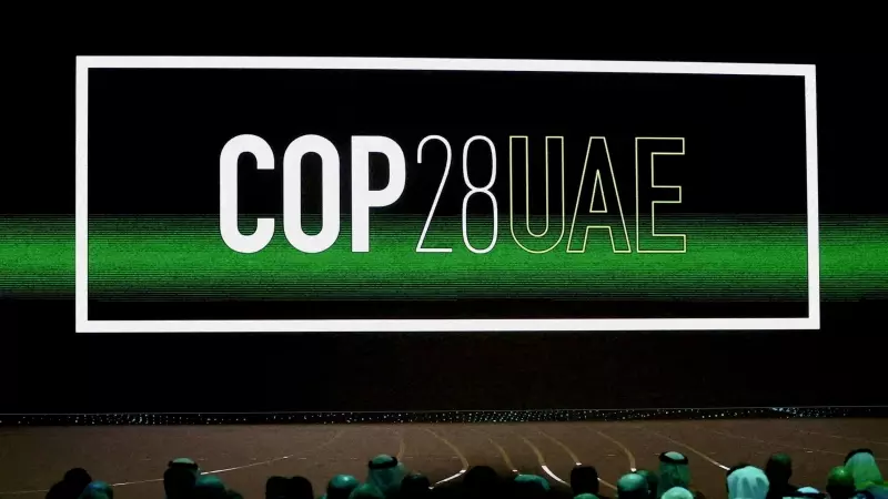 Audiencia frente al logo de la COP28, en Abu Dabi, Emiratos Árabes Unidos, a 16 de enero de 2023.