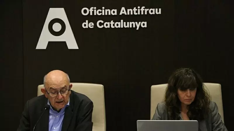 El director de la Oficina Antifrau de Catalunya, Miguel Ángel Gimeno, y Lourdes Parramon, jefa de Relaciones Institucionales de la entidad, en la presentación del Barómetro 2022, el 14 de diciembre de 2022.