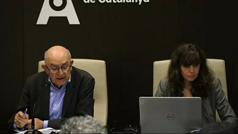 El director de la Oficina Antifrau de Catalunya, Miguel Ángel Gimeno, y Lourdes Parramon, jefa de Relaciones Institucionales de la entidad, en la presentación del Barómetro 2022, el 14 de diciembre de 2022.