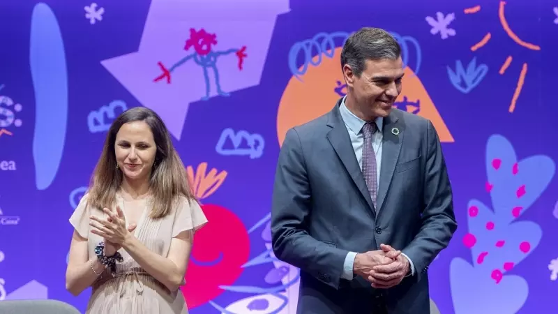La exministra de Derechos Sociales y secretaria general de Podemos, Ione Belarra, junto al presidente del Gobierno, Pedro Sánchez, en un acto sobre infancia celebrado el pasado año.