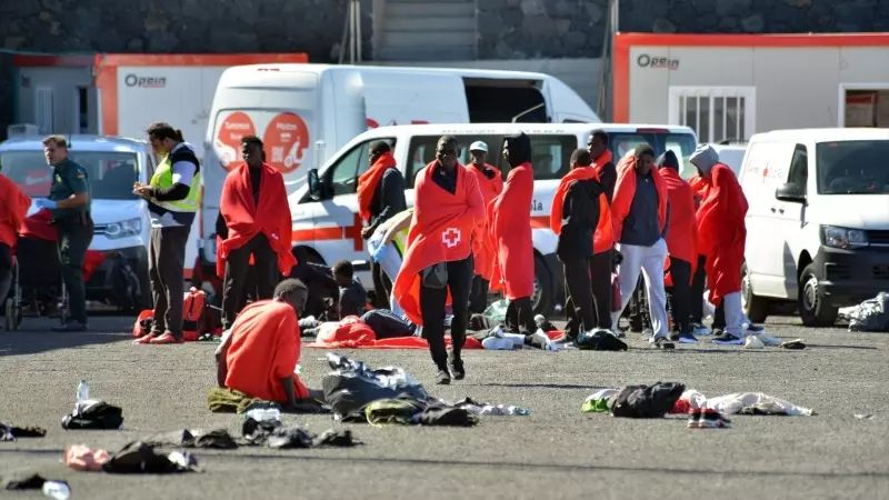 Varios migrantes son atendidos por los servicios de emergencias, en el muelle de La Restinga, a 9 de noviembre de 2023, en El Hierro.