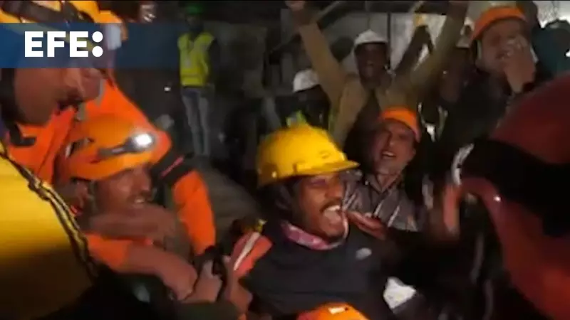 Imágenes del momento exacto del rescate con éxito a los 41 trabajadores atrapados en un túnel en la India