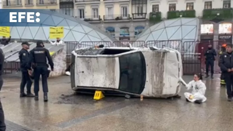 Activistas de Greenpeace recrean un 'desastre climático' en la madrileña Puerta del Sol