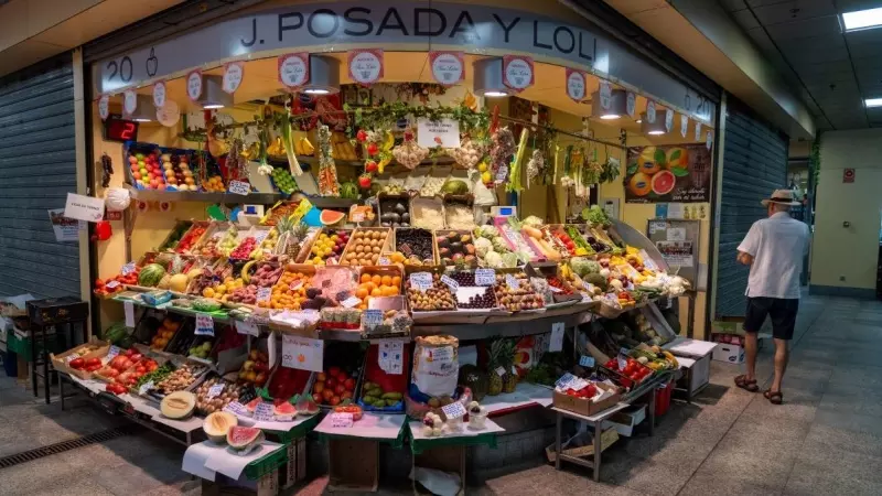 Imagen de archivo de un puesto de alimentos en el Mercado de la Encarnación, a 11 de julio del 2023, en Sevilla.