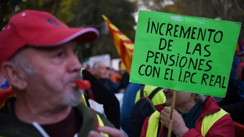 Decenas de personas durante una concentración de pensionistas, en Madrid, a 28 de octubre de 2023.