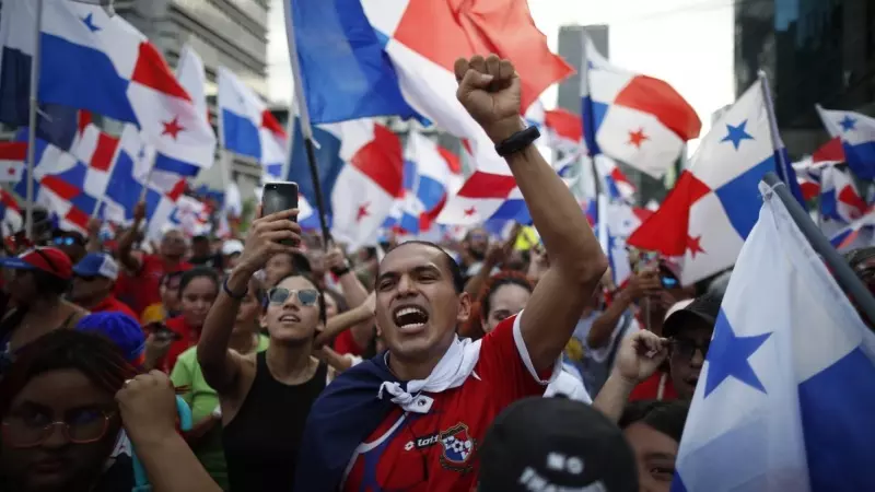 Decenas de personas celebran el fallo de la Corte Suprema de Justicia que declaró 'inconstitucional' el contrato de explotación de la mina en Panamá, a 28 de noviembre de 2023, en Ciudad de Panamá.