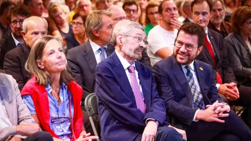 L'historiador Joan B. Culla, al costat del president de la Generalitat, Pere Aragonès, durant l'homenatge que s'ha retut al professor universitari al CCCB.