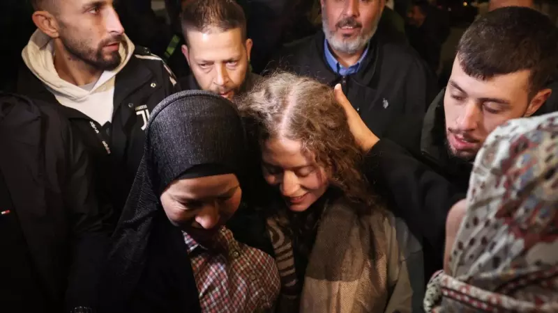 La activista palestina Ahed Tamimi abraza a familiares después de llegar a Ramallah, tras su liberación de la prisión militar israelí de Ofer, Cisjordania, el 30 de noviembre de 2023.