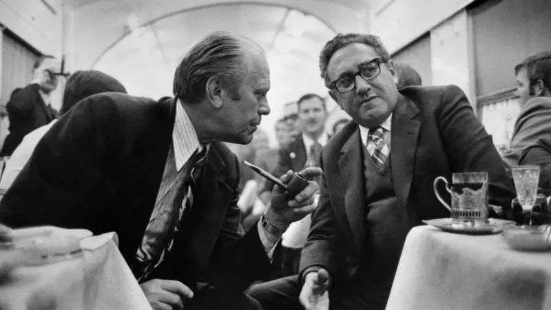 El presidente estadounidense Gerald Ford departe con el secretario de Estado Henry Kissinger, en 1974.