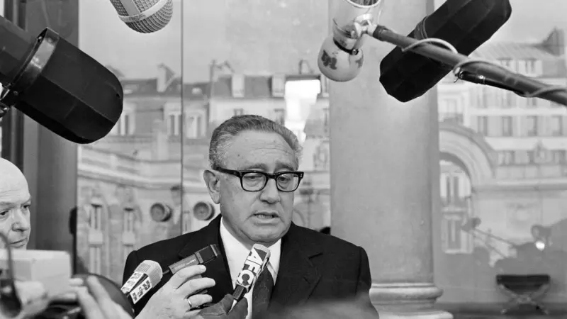 El ex secretario de Estado estadounidense, Henry Kissinger, informa a los medios sobre el problema de los rehenes en el Líbano, en el Palacio del Elíseo en París, a 26 de marzo de 1986.
