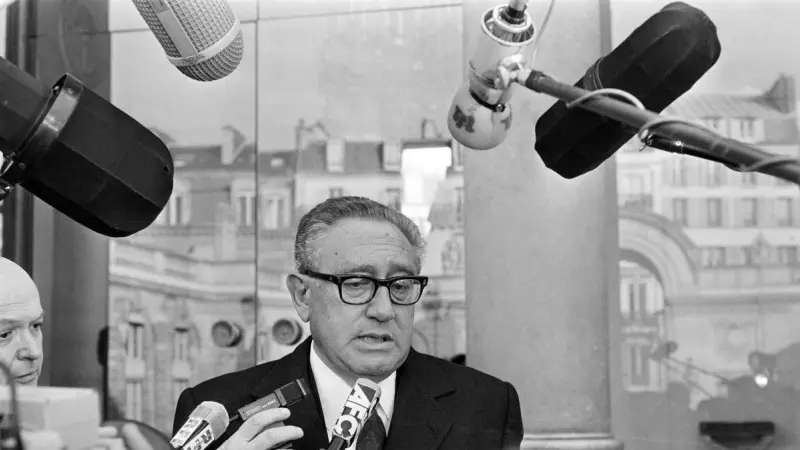 El ex secretario de Estado estadounidense, Henry Kissinger, informa a los medios sobre el problema de los rehenes en el Líbano, en el Palacio del Elíseo en París, a 26 de marzo de 1986.