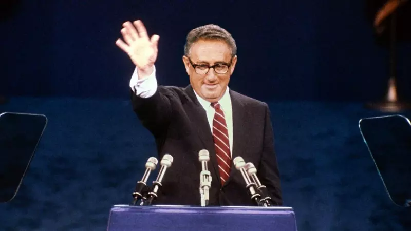 Kissinger saluda a los delegados durante la convención republicana el 17 de julio de 1980 en Detroit.