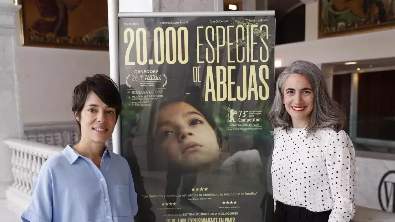 La directora Estibaliz Urresola y la productora, Lara Izagirre con motivo de la proyección de la película '20.000 especies de abejas', en San Sebastián, a 20 de abril de 2023.