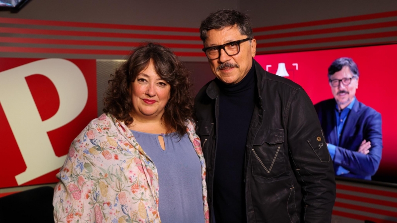 La periodista Virginia Pérez Alonso entrevista al actor Carlos Bardem.