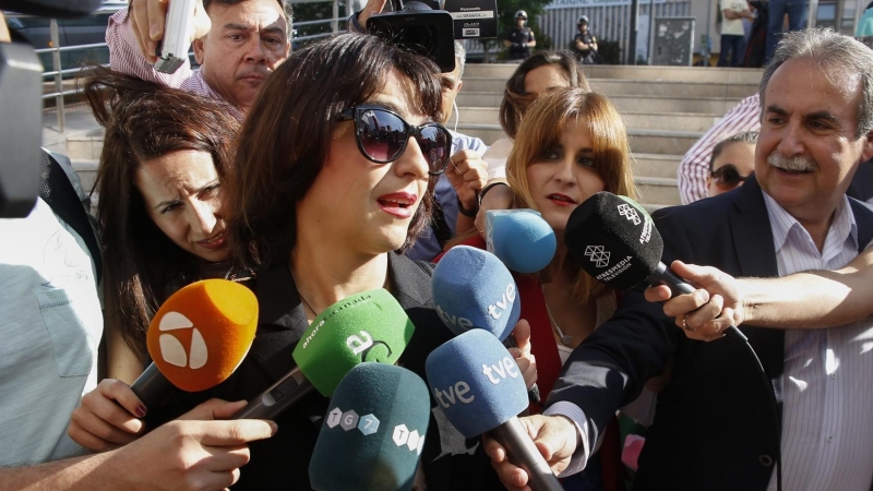 Juana Rivas, ante los medios, durante la celebración del juicio por sustracción de sus hijos, en Granada, el 14 de junio de 2018