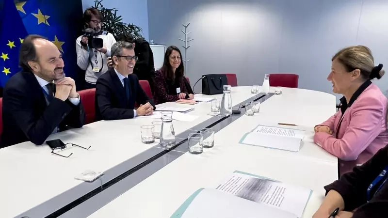 El ministro de la Presidencia, Justicia y Relaciones con las Cortes, Félix Bolaños (2i), se reúne en Bruselas con la vicepresidenta de la Comisión Europea para Valores y Transparencia, Vera Jourová) (d) este 30 de noviembre de 2023.