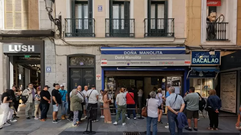 30/10/2023 - Varias personas hacen cola para comprar en la administración de loterías Doña Manolita, a 20 de septiembre de 2023, en Madrid (España).