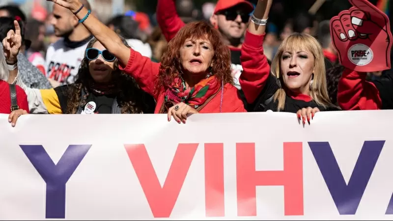 Varias personas durante una marcha por los derechos y la visibilidad de las personas con el VIH, a 21 de octubre de 2023, en Madrid (España).
