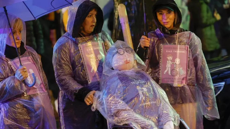 Varias mujeres empujan a una muñeca en una silla de ruedas durante la manifestación feminista celebrada este 30 de noviembre de 2023 en Bilbao.