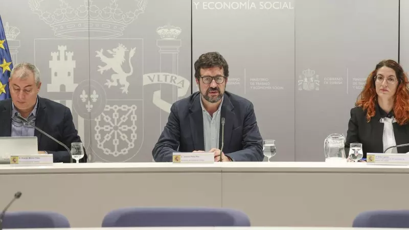 El secretario de Estado de Trabajo, Joaquín Pérez Rey, preside la mesa de diálogo social de los responsables de las organizaciones sindicales CCOO y UGT y de las organizaciones empresariales CEOE y Cepyme este 30 de noviembre de 2023.