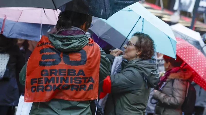 Miles de personas se han manifestado por las calles de Bilbao convocadas por el movimiento feminista y los sindicatos ELA, LAB, STEILAS, ESK, EHNE, ETXALDE, CGT e HIRU para reivindicar un nuevo modelo de cuidados en un sector 'feminizado, precarizado y ra