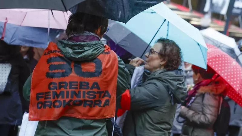 Miles de personas se han manifestado por las calles de Bilbao convocadas por el movimiento feminista y los sindicatos ELA, LAB, STEILAS, ESK, EHNE, ETXALDE, CGT e HIRU para reivindicar un nuevo modelo de cuidados en un sector 'feminizado, precarizado y ra