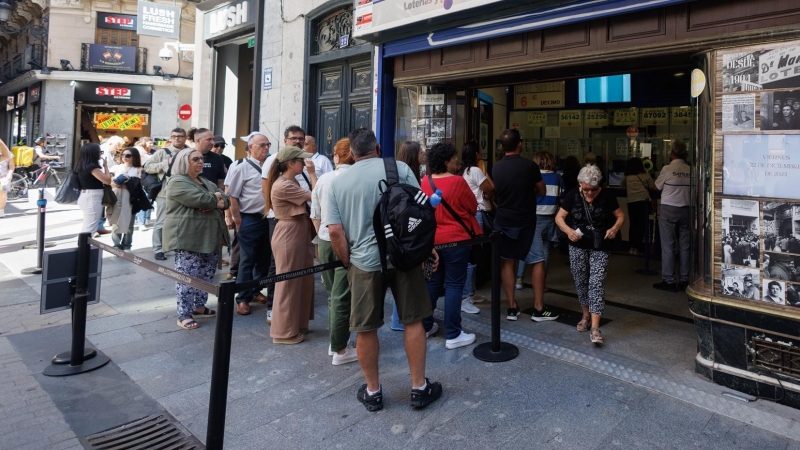 Varias personas hacen cola para comprar en la administración de loterías Doña Manolita, a 20 de septiembre de 2023, en Madrid