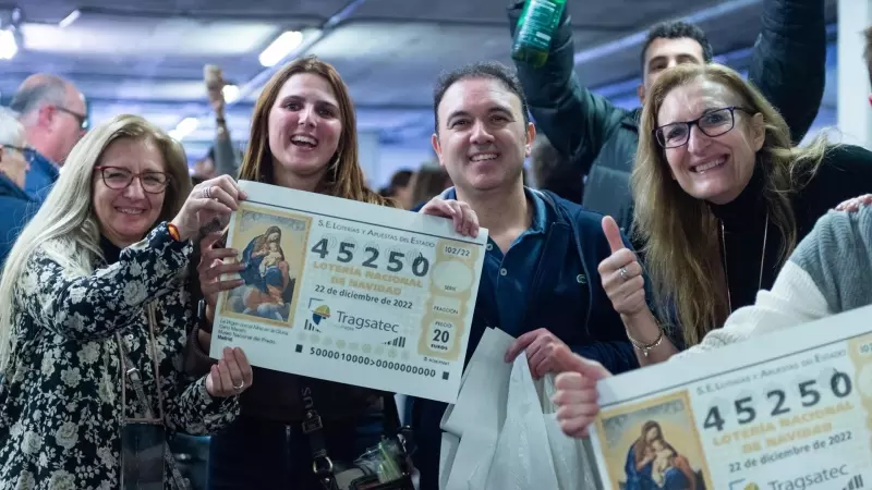 1/12/2023 - Empleados de la empresa Tragsatec de Madrid celebraban el año pasado que eran agraciados del 'Tercer Premio’ del Sorteo Extraordinario de la Lotería de Navidad.