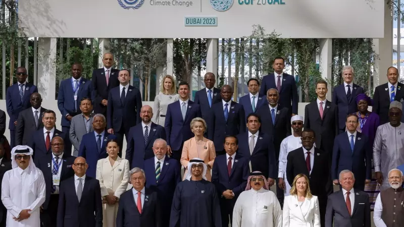 Foto de familia de los líderes que participan en la COP28 de Dubái, a 1 de diciembre de 2023.