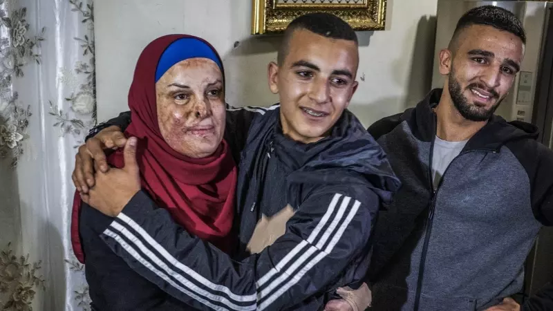 Israa Jaabis, una palestina presa en Israel desde 2015, es recibida por su familia tras su liberación en el intercambio de rehenes y presos acordado entre Hamás a Israel durante la tregua.