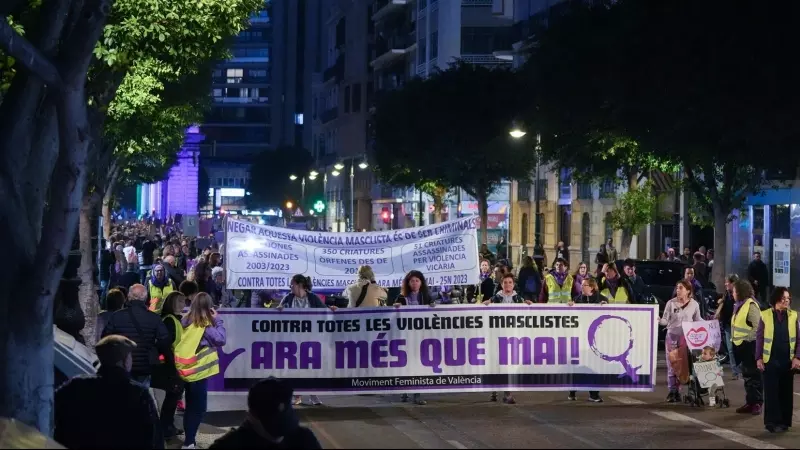 Decenas de mujeres portan carteles, durante una marcha contra la violencia hacia las mujeres, a 25 de noviembre de 2023, en València.