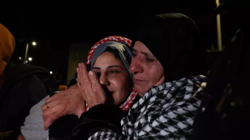 Una joven palestina presa en Israel es recibida en Ramala, Cisjordania, tras ser liberada por Israel tras los acuerdos entre el Gobierno hebreo y Hamás para el intercambio de prisioneros y rehenes durante la tregua.