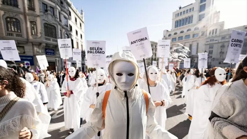 Decenas de personas llevan carteles con nombres de mujeres asesinadas por violencia machista durante una manifestación por el 25N, a 25 de noviembre de 2023, en Madrid (España).