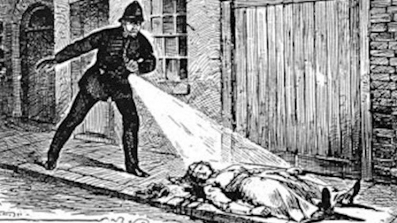 Un policía descubre el cadáver de una víctima de Jack el Destripador, el primer asesino en serie moderno.