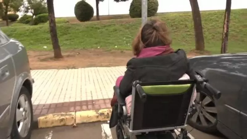Personas con movilidad reducida siguen afrontando día a día barreras físicas y tecnológicas