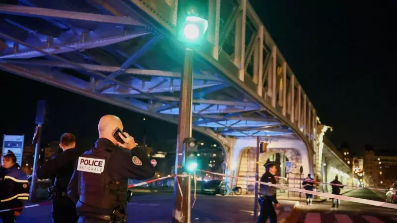 La policía francesa vigila el acceso al puente Bir-Hakeim después de un ataque a varios turistas en París, Francia, a 2 de diciembre de 2023.