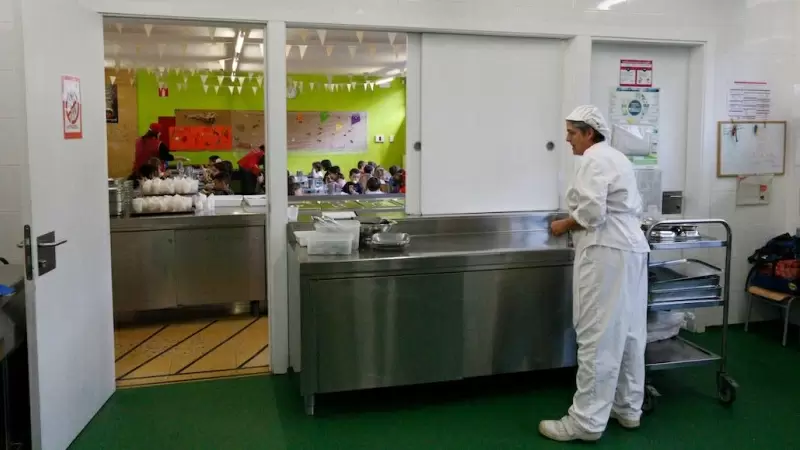 Imatge d'un menjador escolar en un centre escolar d'Olot.