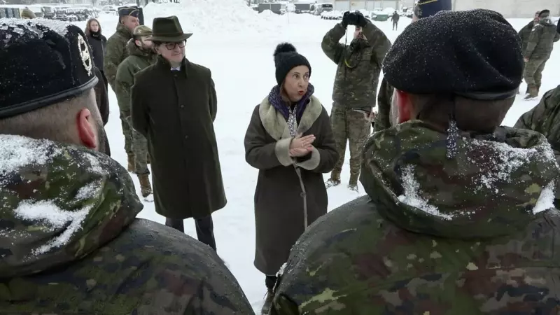 La ministra de Defensa española, Margarita Robles, visita este lunes, a los militares españoles en la base de Adazi (Letonia).