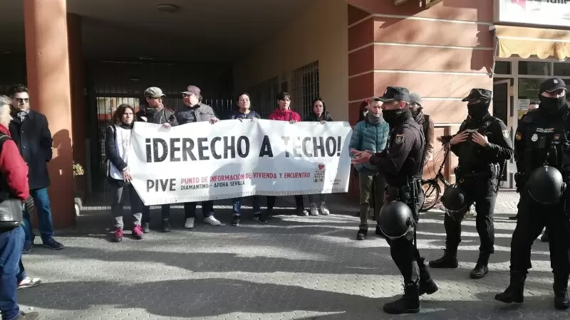 Concentración contra el desahucio de un matrimonio de jubilados en la capital andaluza el pasado mes de febrero.