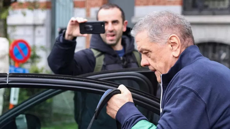 El ex eurodiputado italiano Pier Antonio Panzeri sube a un coche al salir de la prisión de Saint-Gilles en Bruselas, el 13 de abril de 2023.