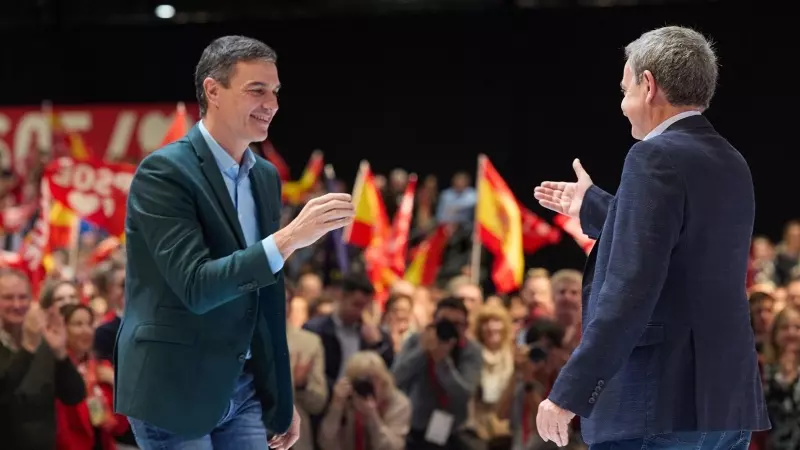 El secretario general del PSOE y presidente del Gobierno, Pedro Sánchez (i), y el expresidente del Gobierno, José Luis Rodríguez Zapatero (d), durante un acto del PSOE, en IFEMA Madrid, a 25 de noviembre de 2023