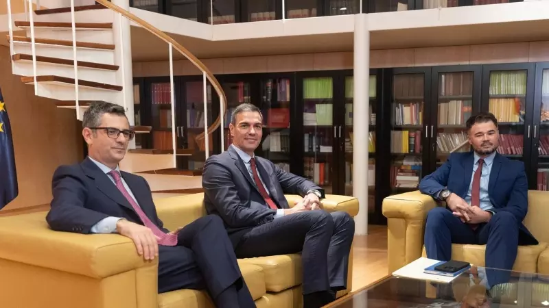 El ministro de la Presidencia, Félix Bolaños, y el presidente del Gobierno, Pedro Sánchez reciben al portavoz de ERC, Gabriel Rufián, durante su ronda de contactos, a 11 de octubre de 2023