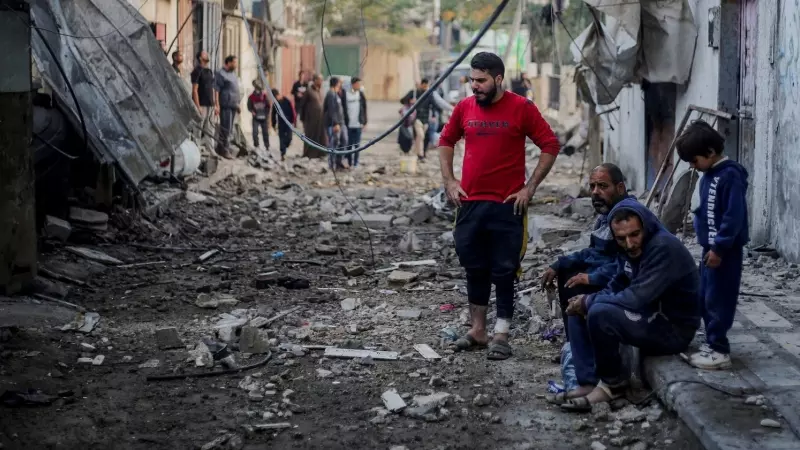 Palestinos observan las consecuencias de un bombardeo en Jan Younis, al sur de Gaza, a 6 de diciembre de 2023.