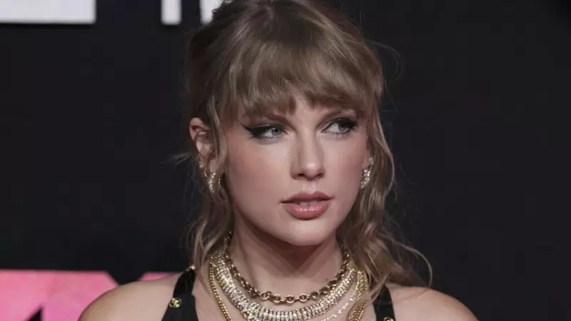 Taylor Swift posa en la alfombra roja de los premios MTV Video Music Awards, en Nueva Jersey, EEUU, a 12 de septiembre de 2023.
