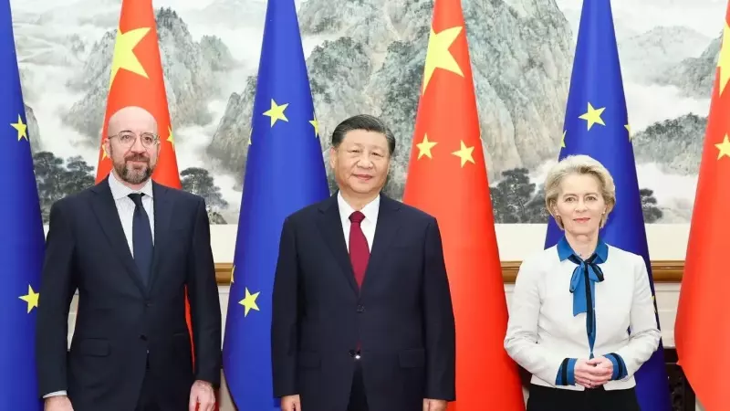 El presidente chino, Xi Jinping (C), la presidenta de la Comisión Europea, Ursula von der Leyen (D) y el presidente del Consejo Europeo, Charles Michel (I)