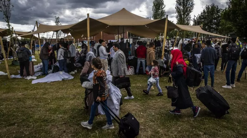 Familias y grupos de migrantes junto a un centro de solicitudes de asilo en Ter Apel, al norte de Países Bajos, a 14 de julio de 2022.
