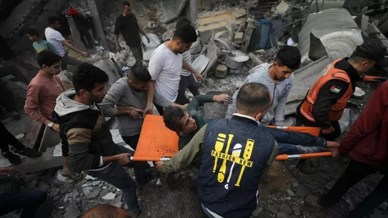 Varias personas trasladan a un herido tras un ataque israelí en Deir Al Balah, en el dentro de la Franja de Gaza, a 8 de diciembre de 2023.