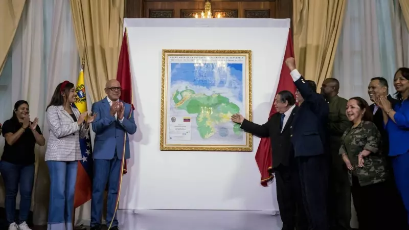 El presidente de la Asamblea Nacional venezolana, Jorge Rodríguez, junto a diputados del organismo, develan un mapa de Venezuela al que se le añade al Esequibo.