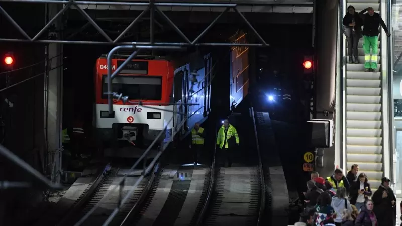 Un tren descarrilado en la estación de Puerta de Atocha-Almudena Grandes, a 5 de diciembre de 2023, en Madrid